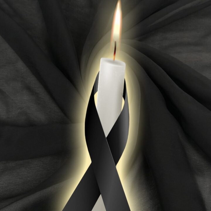 În aceste zile, o veste cutremurătoare a zguduit din temelii lumea artistică românească. Un nume care a răsunat în casele a milioane de familii timp de decenii a dispărut pentru totdeauna, lăsând în urmă o tăcere grea și dureroasă. Colegii de breaslă încă nu își pot reveni din șoc, iar mesajele de condoleanțe curg neîncetat pe rețelele de socializare. Dar ce s-a întâmplat cu adevărat? Ion Ruscuț, un nume care poate nu spune prea mult la prima vedere, dar a cărui voce a fost banda sonoră a copilăriei pentru generații întregi de români. Cu doar câteva zile înainte să împlinească 68 de ani, artistul orădean și-a dat ultima suflare, lăsând în urmă o moștenire artistică de neprețuit. Dar povestea lui este mult mai complexă decât pare la prima vedere. Ceea ce mulți nu știu este că Ion Ruscuț nu a fost doar un simplu actor de teatru. El a fost vocea magică din spatele celor mai iubite personaje de desene animate care au crescut copii întregi. Studioul de dublaj din Oradea a devenit casa lui spirituală, locul unde și-a pus amprenta asupra unor creații care au marcat pentru totdeauna memoria colectivă românească. Fiecare copil care a crescut în ultimele decenii a auzit vocea lui fără să știe. Teatrul Regina Maria din Oradea, casa lui artistică timp de patru decenii, a transmis un mesaj sfâșietor care a emoționat o țară întreagă. "Colectivul Teatrului Regina Maria deplânge trecerea la cele veșnice a îndrăgitului actor Ion Ruscuț, care s-a stins din viață cu câteva zile înainte de a împlini 68 de ani", au scris colegii săi, cu inima frântă de durere. Cuvintele lor au continuat să picteze portretul unui om excepțional. Din 1983 și până în ultima zi, Ion Ruscuț a fost sufletul Teatrului Regina Maria. Rolurile sale din "Omul care a văzut moartea", "Steaua fără nume" sau "Zbor deasupra unui cuib de cuci" au rămas gravate în memoria spectatorilor. Dar adevărata sa magie se întâmpla în cabina de dublaj, unde transforma personaje animate în prieteni de-o viață pentru copiii din toată țara. Fiecare voce pe care o crea devenea parte din universul copilăriei românești. Vineri, 8 septembrie, satul natal Tăut l-a primit acasă pentru ultima oară pe fiul său cel mai iubit. Ceremonia de înmormântare a fost un moment de reculegere profundă, unde lacrimi și amintiri s-au împletit într-un ultim omagiu. Colegii de la teatru au subliniat că vocea lui inconfundabilă va rămâne pentru totdeauna în inimile celor care au crescut cu desenele animate dublate la Oradea, unde el a fost nu doar actor, ci și regizor de dublaj. Cei care l-au cunoscut îl descriu ca pe un om cu un simț al umorului de neegalat, mereu bine dispus și gata să aducă zâmbetul pe fețele celor din jur. Ion Ruscuț și-a trăit viața cu pasiune pentru artă, dedicându-și fiecare zi meseriei sale. Moartea sa lasă un gol imens în industria teatrală românească și în inimile a milioane de oameni care au crescut ascultându-i vocea, fără să știe vreodată cine se află în spatele personajelor lor preferate din copilărie.