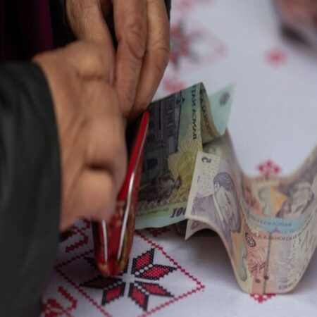 Pensionarii cu pensii mici, luați prin surprindere: reducerea facturii la curent până la 100 de lei pe lună