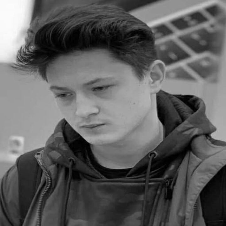 Răsturnare de situație în anchetă: obiectul găsit la tâmpla tânărului schimbă cursul dosarului