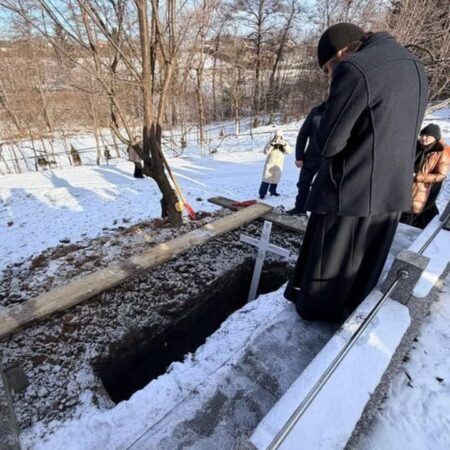 Singur la înmormântarea fiului. Imagini cumplite cu preotul la înmormântare