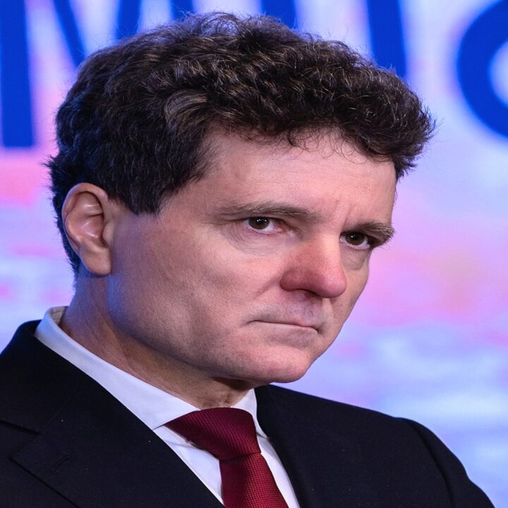 Nu o să vă vină să credeți cu cine se vede astăzi! Discuții de „gradul zero” despre siguranța noastră