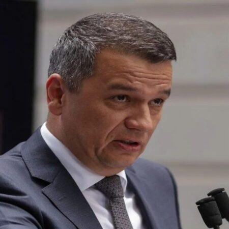 Ați văzut imaginile? Întâlnire extrem de tensionată chiar la intrarea în instituție