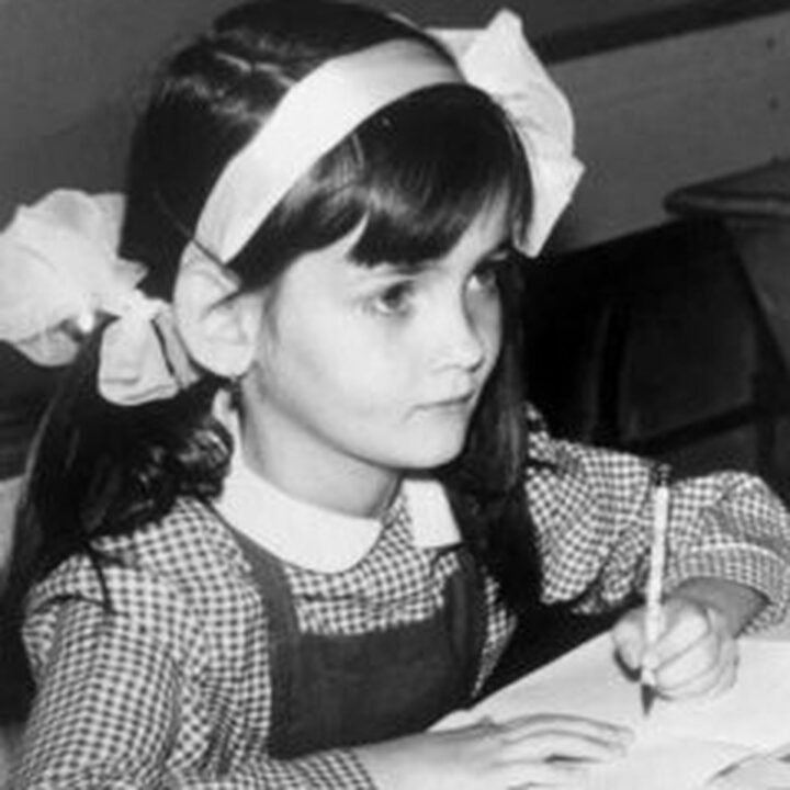 Atenție, imagini rare! Să văd câți dintre voi o recunoașteți pe celebra fetiță. Cum arată astăzi