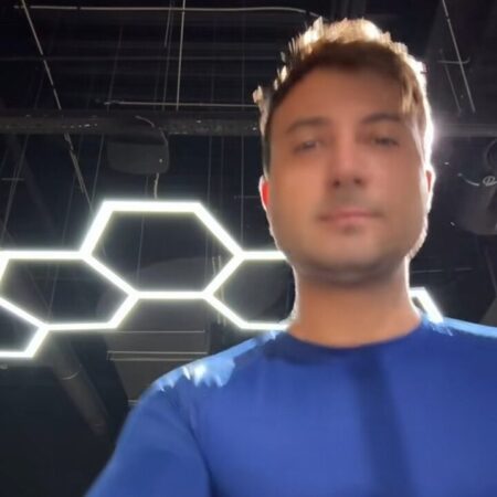 Adevărul despre „burtica” iubitei lui Valentin Sanfira. Ce se vede în pozele din vacanță