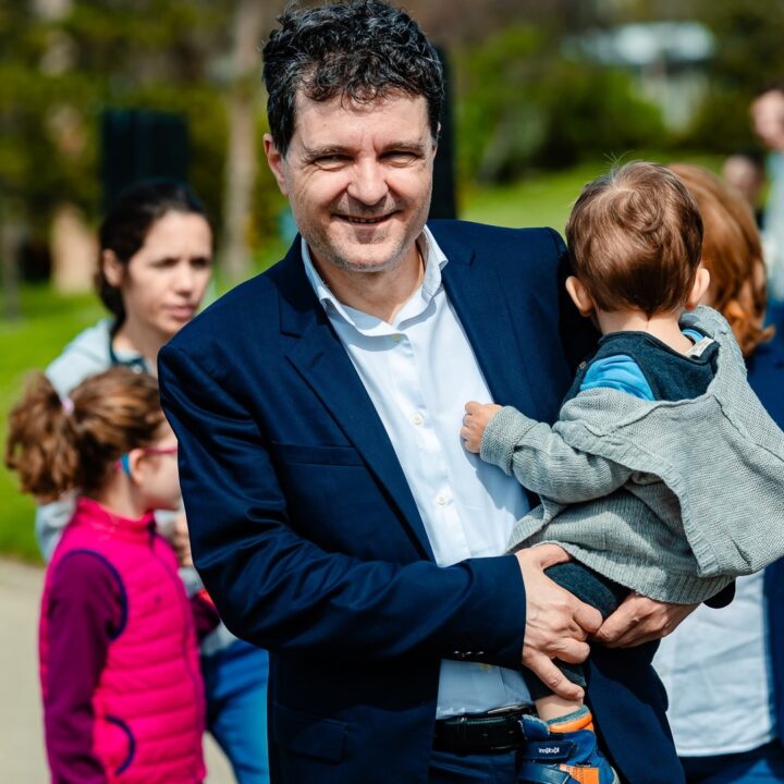 Motivul incredibil pentru care președintele României încă plătește chirie la mansardă!