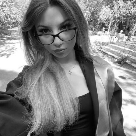 A urcat la ocazie și nu s-a mai întors niciodată. Cine era, de fapt, tânăra Denisa