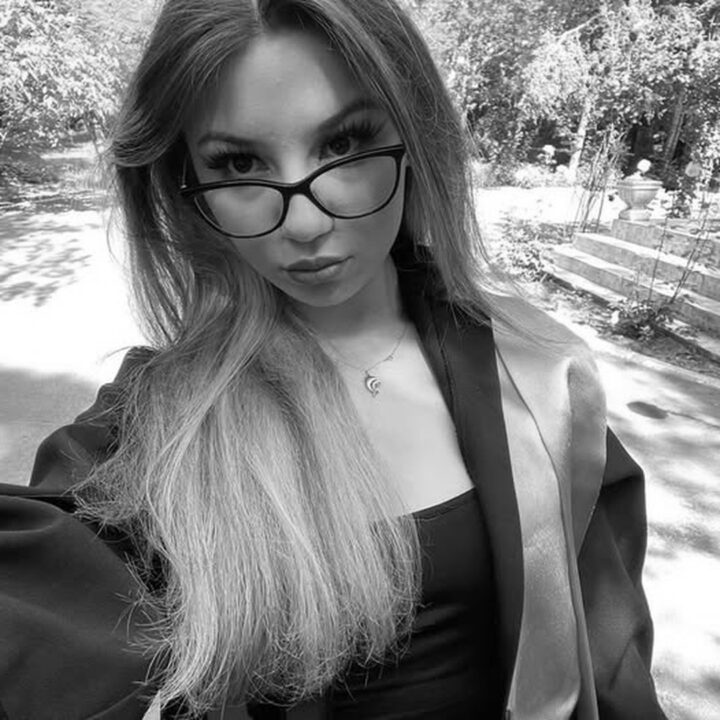 A urcat la ocazie și nu s-a mai întors niciodată. Cine era, de fapt, tânăra Denisa