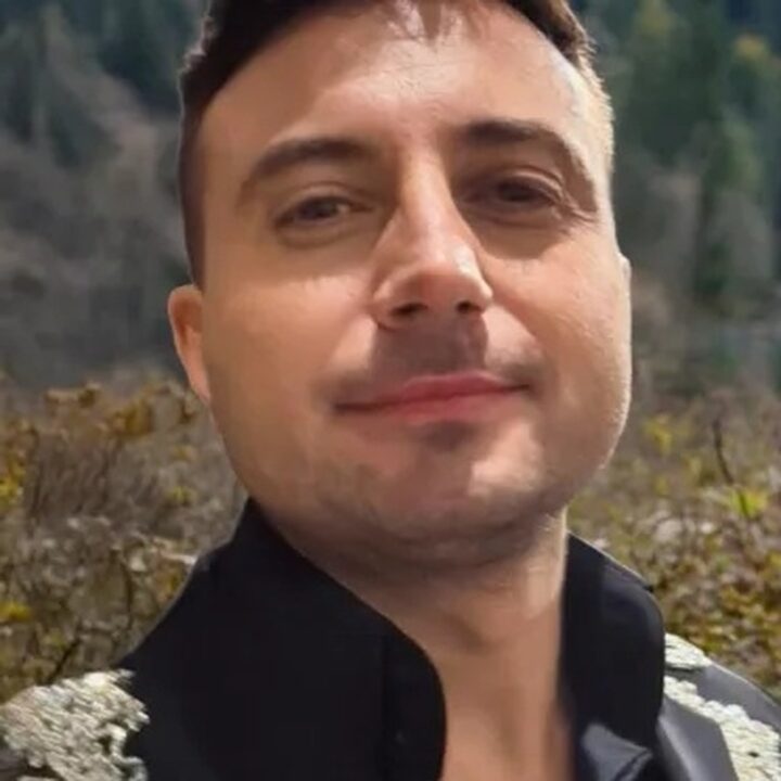 E oficial! Valentin Sanfira s-a afișat cu ea imediat după divorț.