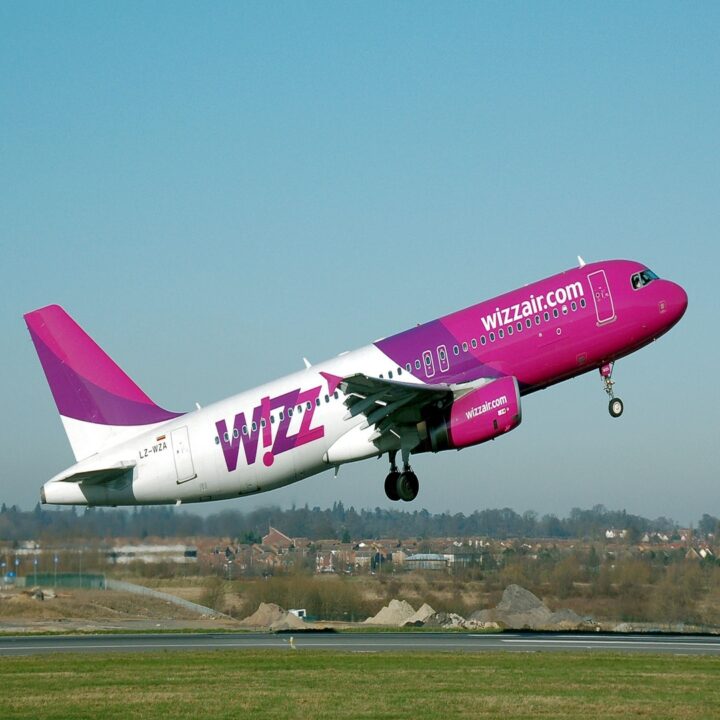 Vești proaste înainte de vacanța de vară: Wizz Air taie rute din România