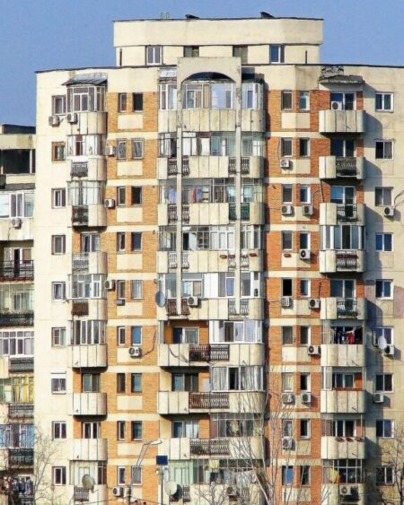 Ce nu mai ai voie să faci în apartament dacă îți deranjezi vecinii. Interdicție totală!