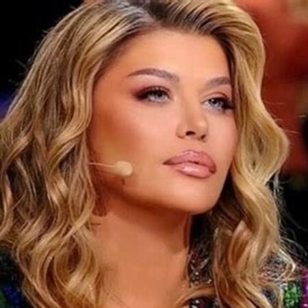 Loredana Groza, în genunchi într-un moment care a devenit viral.