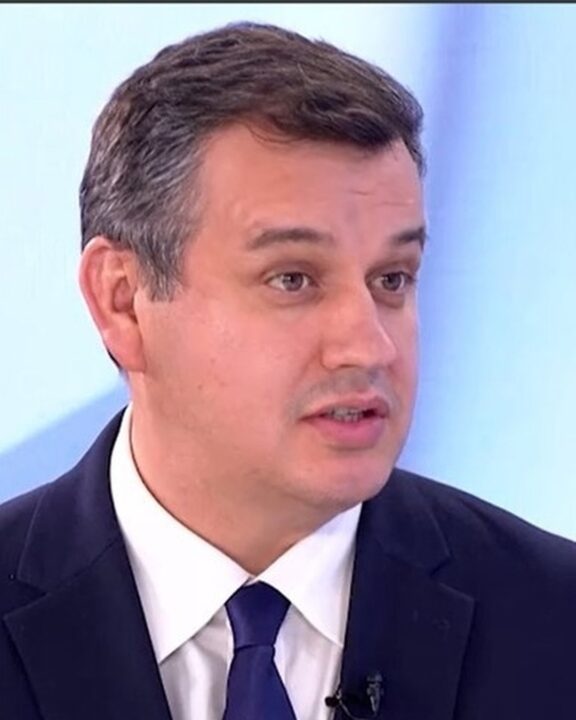 Ce studii are, de fapt, Eugen Tomac? Detaliul din CV-ul său